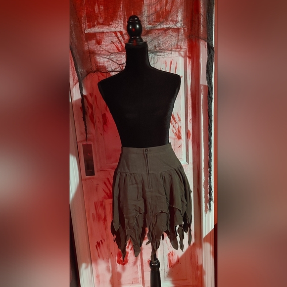 Hot Topic Forest GRN Hanky Hem Skirt - Picture 2 of 4